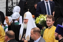 Плёс, 19 июля 2015 года. Его Святейшество Патриарх Всея Руси Кирилл у входа в Воскресенскую церковь.