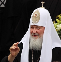 Его Святейшество Патриарх Всея Руси Кирилл приветствует паству у Воскресенской церкви. Плёс, 19 июля 2015 года.